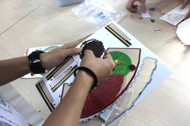 教师动手操作,提前研究科学实验