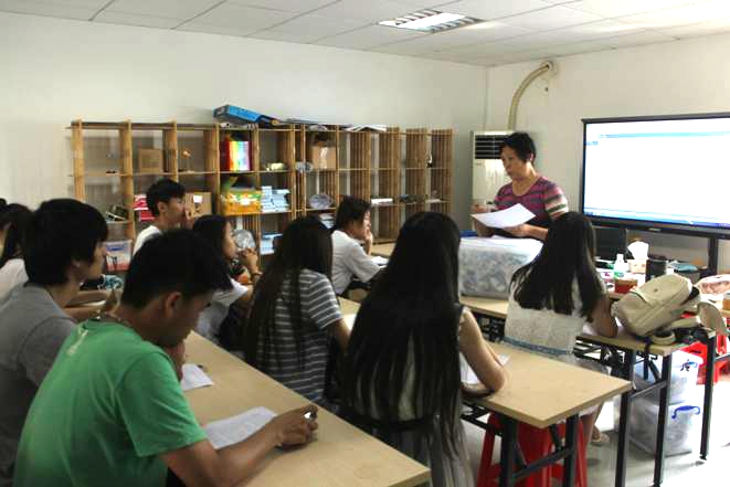 教师们认真学习教学职责