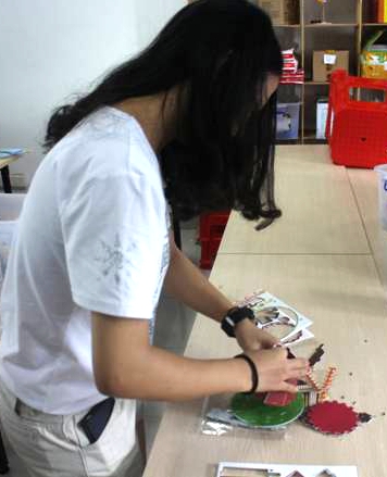 教师动手操作,提前研究科学实验